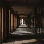 Corridoio interno con tramezzo leggero, porta nuova e cassetta degli attrezzi