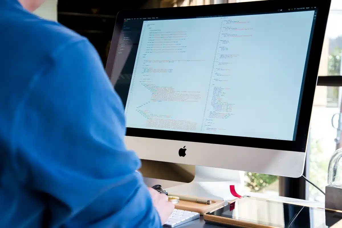 Interno con scrivania e laptop in una casa per le vacanze usata per lavoro