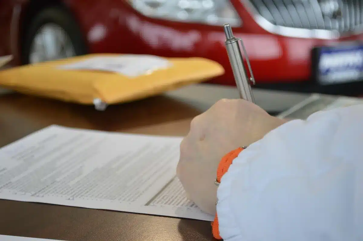 Documenti contrattuali e moduli amministrativi su una scrivania