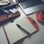Camera d'albergo moderna con scrivania, laptop e vista sulla città da finestra