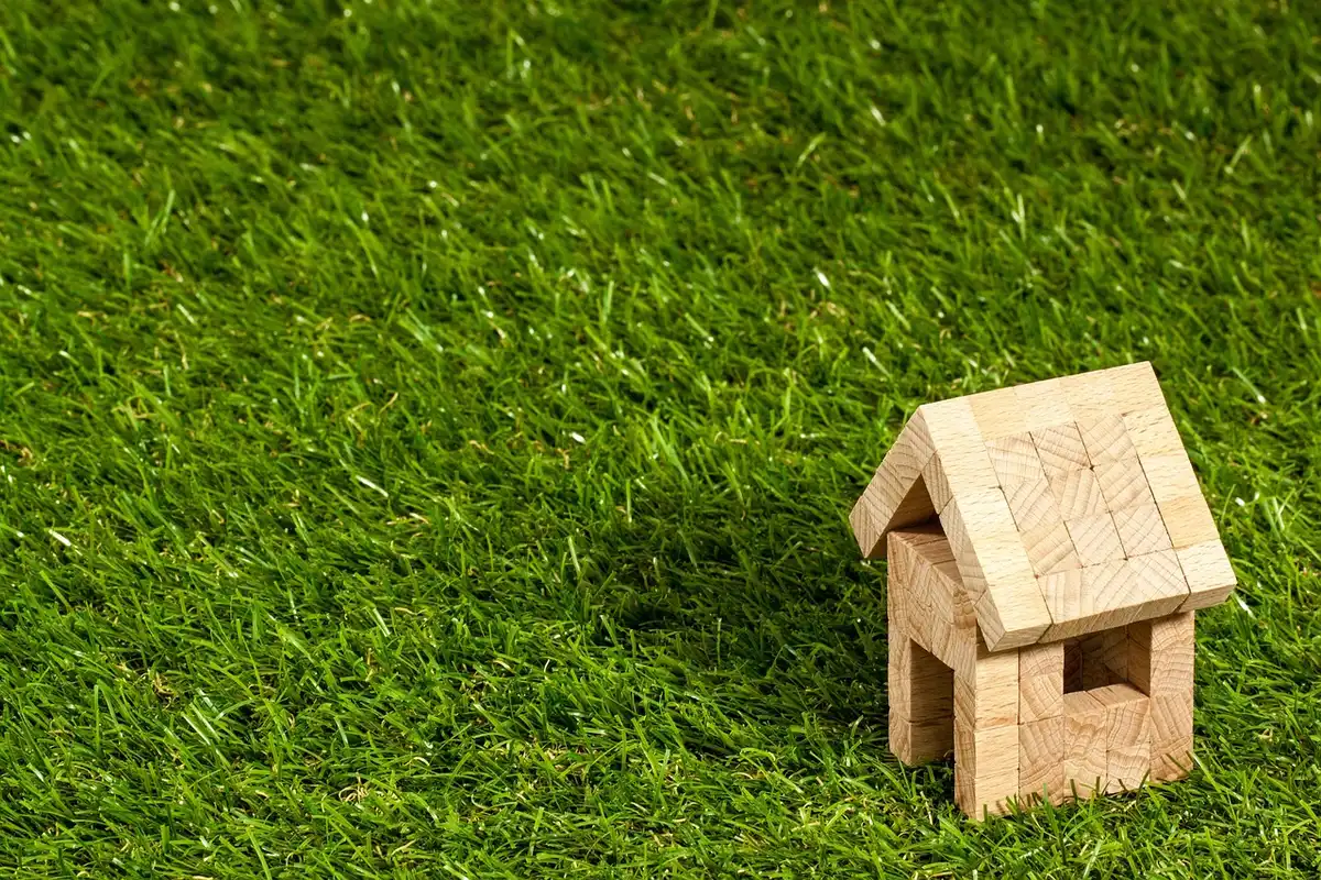 Mani che tengono documenti immobiliari e planimetrie