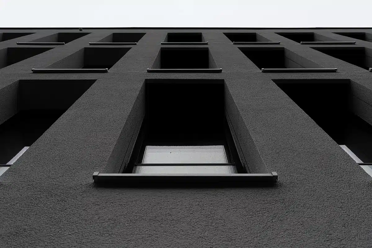 Documenti d'asta e il profilo di un condominio sullo sfondo