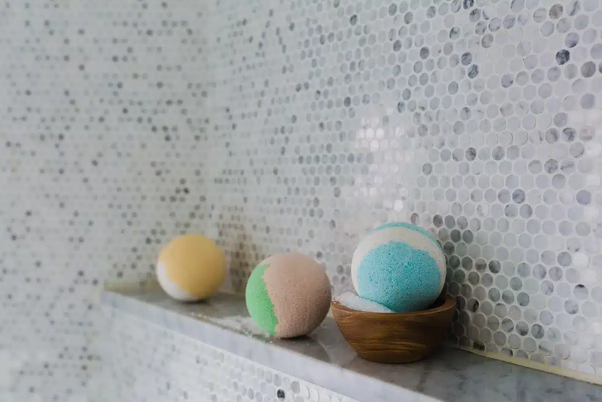 Illuminazione regolabile in un bagno contemporaneo per atmosfere diverse