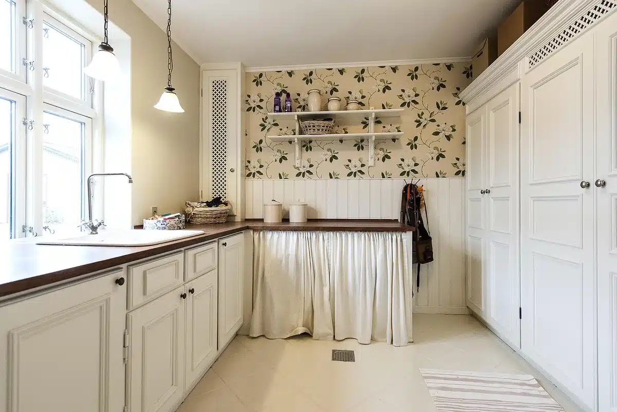 Soluzioni salvaspazio e scaffalature modulari in bagno