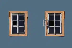 Vista esterna di una casa circolare stile anni '70 in un contesto residenziale