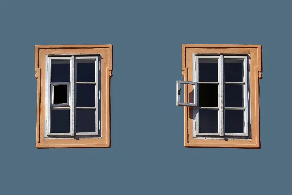 Vista esterna di una casa circolare stile anni '70 in un contesto residenziale