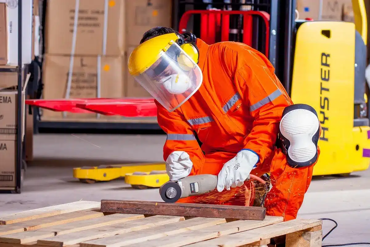 Interno di stabilimento con moduli abitativi in produzione