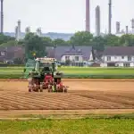 Operai silhouette vicino a moduli prefabbricati in un piazzale di stabilimento
