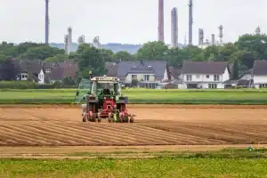 Operai silhouette vicino a moduli prefabbricati in un piazzale di stabilimento