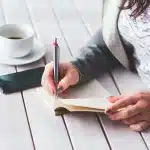 Mani anonime che sfogliano documenti di successione su un tavolo con chiavi