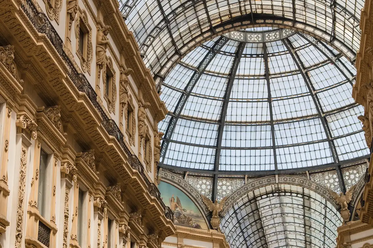 Interno con pareti modulari e spazi flessibili per mostre temporanee