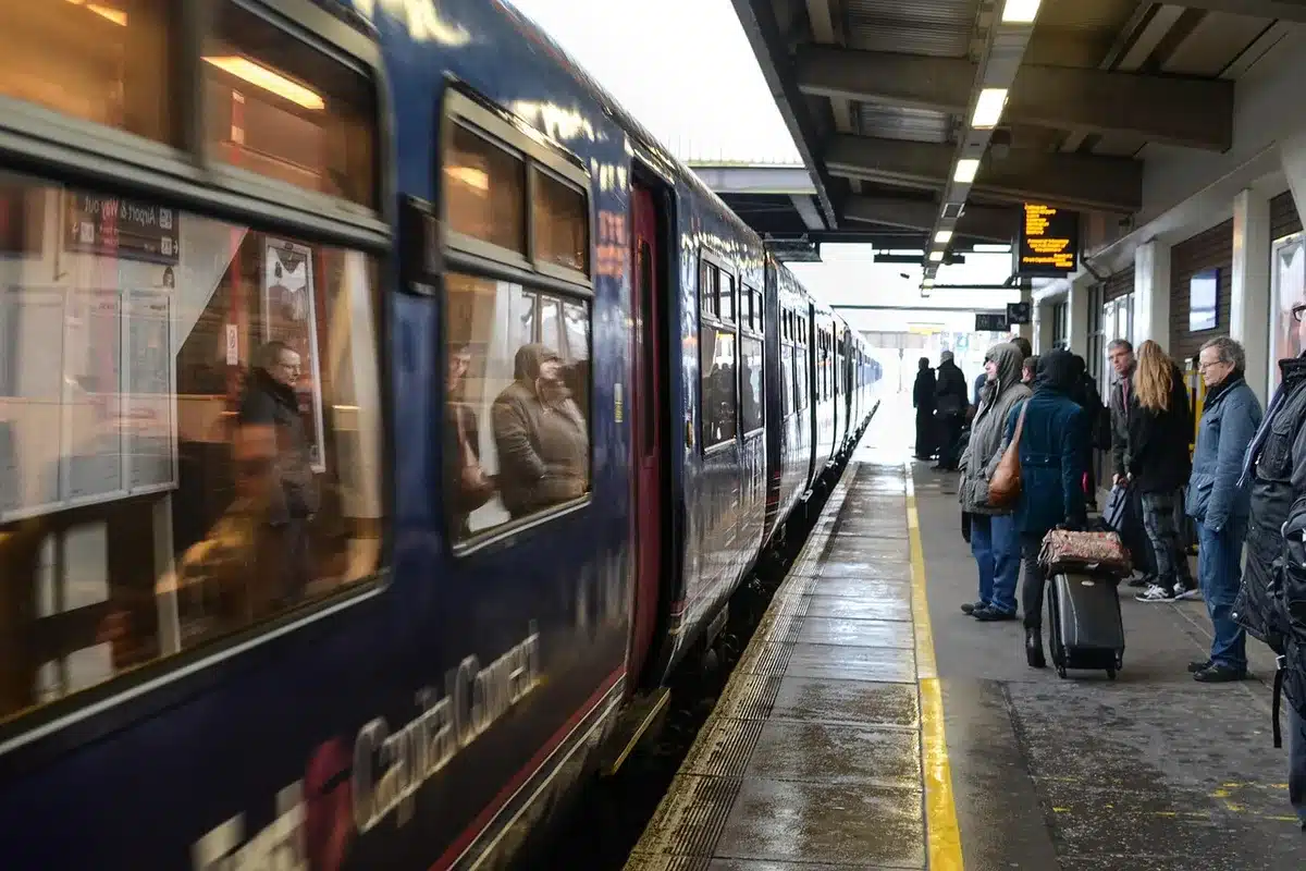 Percorsi ciclabili e fermata del trasporto pubblico vicino all'edificio
