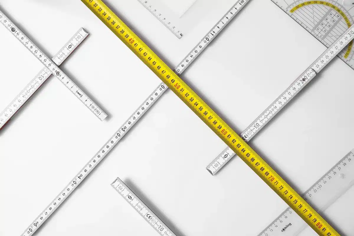 Sottotetto in trasformazione con travi, lucernario e attrezzi da cantiere