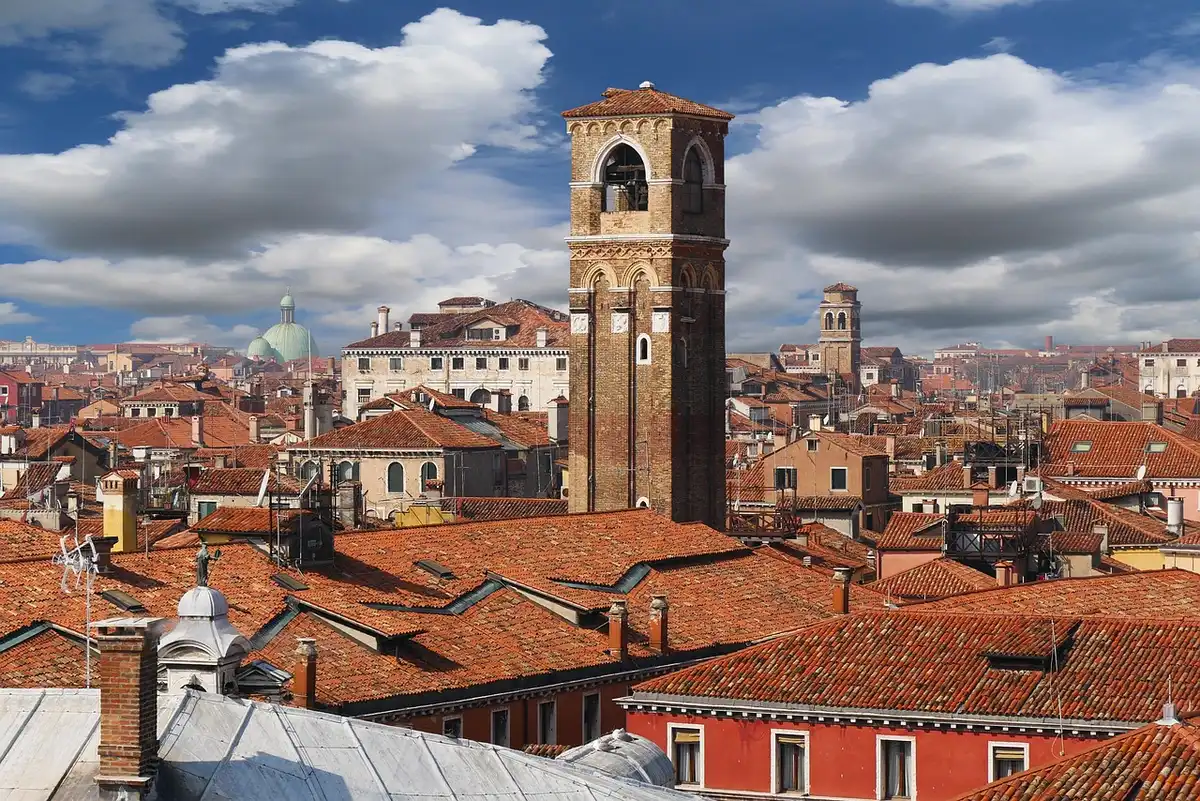 Case storiche in un piccolo borgo dell'entroterra con vicoli stretti